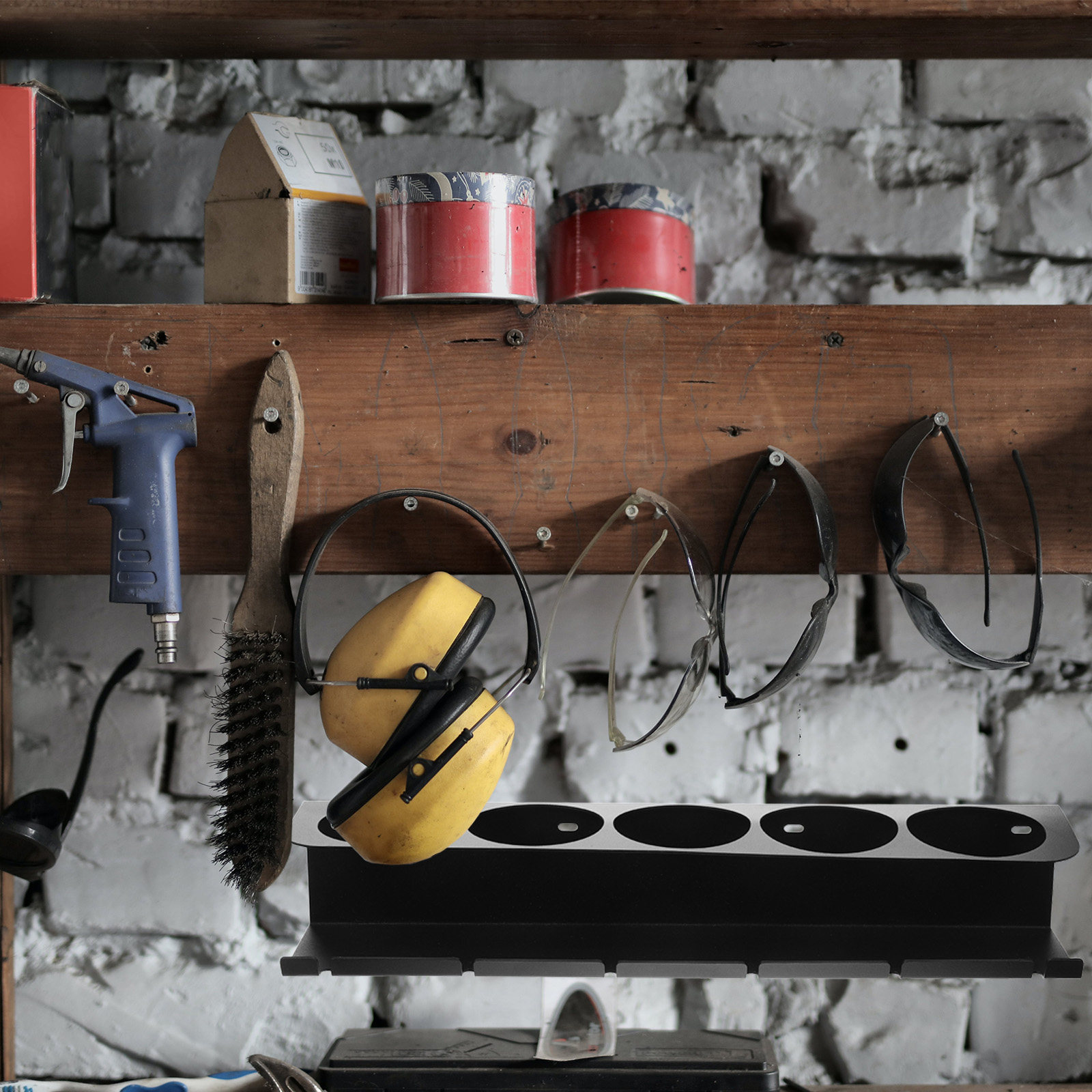 Power Tools In Workshop - مجموعة واحدة من حامل الأدوات المعدني